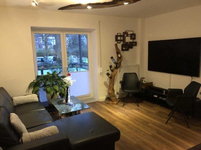 Besondere Wohnung in bester Lage mit Balkon, Garten und Einbauküche