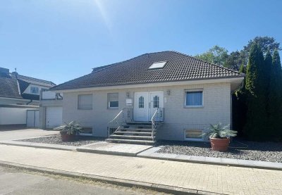 Großer, gepflegter Winkelbungalow für zwei Familien mit ausgebauten Souterrain