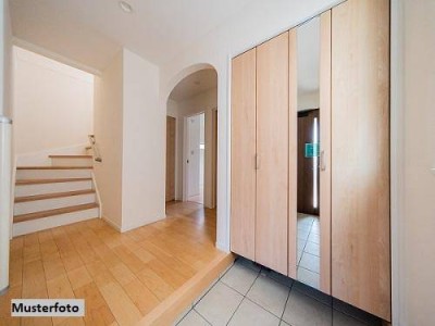 Einfamilienhaus mit Badeteich