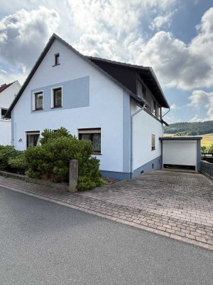 Gepflegtes Zweifamilienhaus mit Freisitz, Garage, und großem Grundstück in Waldkappel-Bischhausen
