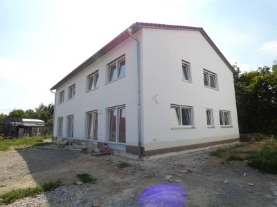 Nur 16 km von Aichach entfernt! Modernes Wohnen: Neubau Doppelhaushälften in Handzell zu vermieten