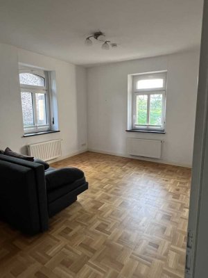 Attraktive und vollständig renovierte 3-Raum-Wohnung mit Balkon und Einbauküche in Naunheim