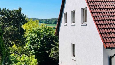 Modernes Zweifamilienhaus mit großem idyllischem Garten in attraktiver Hanglage (Fernblick)