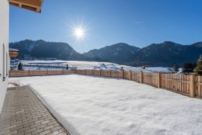 Modernes Reihenendhaus mit Steinbergblick