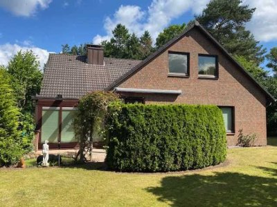 Kaltenkirchen: Großes Einfamilienhaus mit Einliegerwohnung, Doppelgarage und Vollkeller!