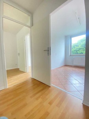 ***ERSTBEZUG NACH SANIERUNG – FAMILIEN AUFGEPASST*** Sehr helle 3-Zimmer-Wohnung + Balkon + Büro ***