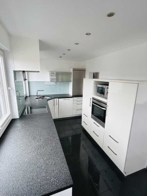 Geschmackvolle Penthouse-Wohnung mit 6 Zimmern, Dachterrasse, Kamin + EBK in Rommelsbach