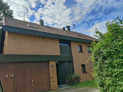Gut geschnittene 4-Zi.-DG-Wohnung mit Loggia und Garage