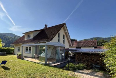 Einfamilienhaus; Ferienhaus; Familiendomeziel mit unverbautem Blick ins grüne