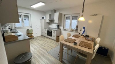 Geschmackvolle, vollst. renovierte 3-Raum-EG-Wohnung mit geh. Innenausstattung mit EBK
