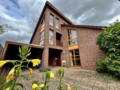 Besondere DHH im Landhausstil mit viel Platz auf 3 Ebenen, mit 2 Terrassen, Carport + Garage