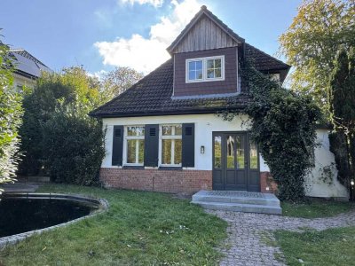 Romantisches Refugium in Aumühle - Ein Haus mit Seele umgeben von Villen und Natur
