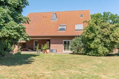 Wohlfühloase mit Deisterblick:                      Exklusives Einfamilienhaus an Feldrandlage