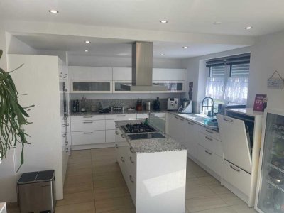 Luxuriöse 3,5-Zimmer-EG-Wohnung mit EBK, großer Terrasse und Garten in Nürnberg-Eibach