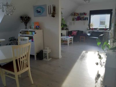 Modernisierte 3,5-Zimmer-DG-Wohnung mit Einbauküche in Essen