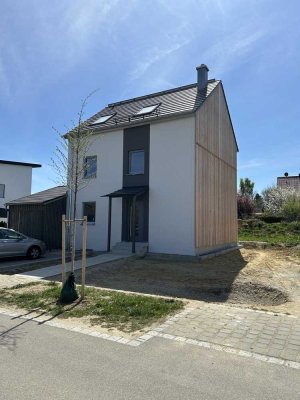 Erstbezug: Attraktive 4-Raum-Doppelhaushälfte mit gehobener Ausstattung in Altomünster