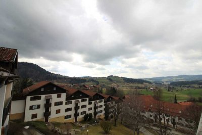 SONNIGE 2 Zi. FERIENWOHNUNG mit Südbalkon und schöner Aussicht im Oberallgäu