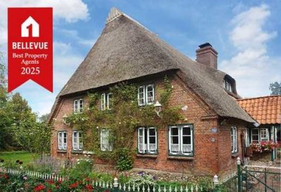 Rarität! Schöner Wohnen unter Reet! Modernisierter historischer Resthof mit unverbaubarem Panorama