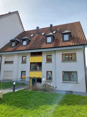 Helle Dachgeschosswohnung ab sofort zu vermieten, ideal für eine Person
