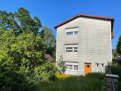 Freistehendes Haus mit Anbau nahe der Stadtmauer Bärnaus