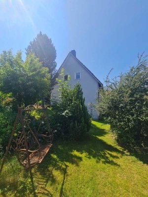 Charmantes, kleines Häuschen mit Garten und Garage zum Preis einer ETW. Ruhige, zentrale Stadtlage!