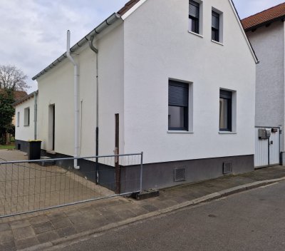 Modernes Einfamilienhaus mit großem Garten (Privatverkauf)