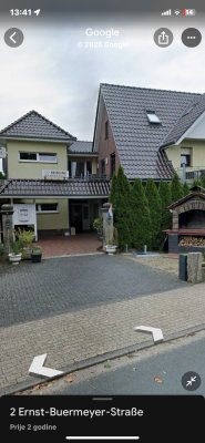 Es handelt sich um ein Hotel im Dorf Gildehaus. Die Besitzer sind ein junges Ehepaar mit Kindern. Ehrliche, familiäre Menschen, freundlich, verantwortungsbewusst und gastfreundlich
