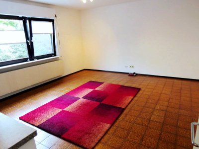 Ruhige Lage; eigener Eingang. 2021 Bad und Küche neu; 2023 alle Fenster u. Türen neu. Straßenbahn ca. 300 m entfernt-fährt alle 10 Min. nach HD (5 km) und Uni. Nur an Einzelperson!