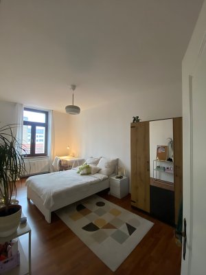 ALTBAU + TOP LAGE - Helles WG-Zimmer + Wohnzimmer - in 2er WG im idyllischen Nordend