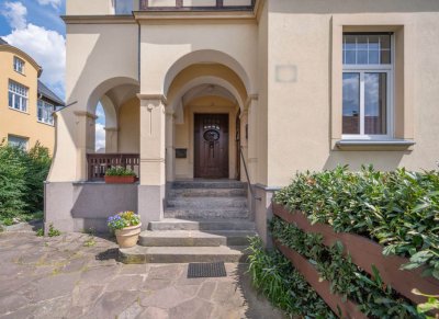 Wohnung in repräsentativer sanierter Villa