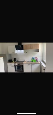 Zweitbezug nach Sanierung: Zentral, aber ruhig gelegene, 2-Zimmer-Wohnung, 1. OG mit EBK