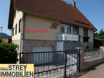 Freistehendes Wohnhaus mit Garagen, Nebengelass und gepflegten Grundstück in gefragter Lage