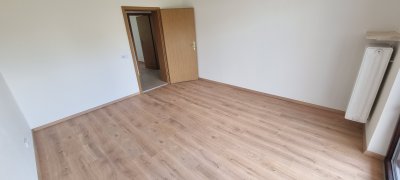 Schöne Erdgeschosswohnung 102m² in einem Vierfamilienhaus