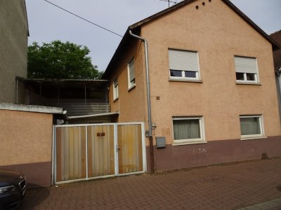 Älteres Zweifamilienhaus mit Balkon und Hof in Lu-Oggersheim